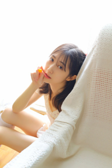 把她的一条腿举过头顶